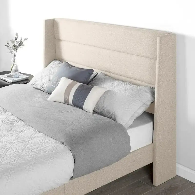 Lit plateforme rembourré beige avec pouf de rangement